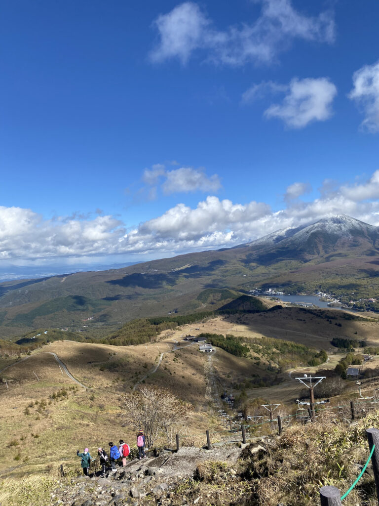 車山山頂から、蓼科山、白樺湖を眺めながらおります